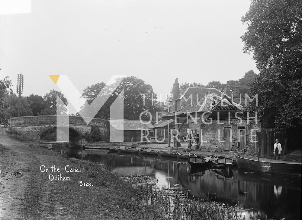 On the canal, Odiham (B128 / 39)