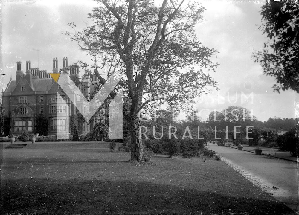 Exterior of Bearwood House and driveway